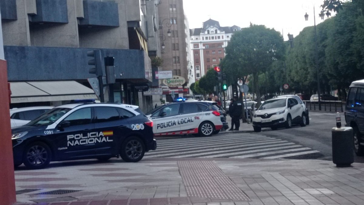 Policía Nacional y Local junto a una ambulancia, en una intervención matinal hoy en La Condesa.