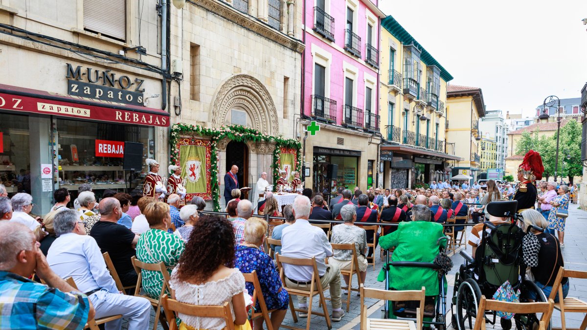 León celebra la tradicional misa de San Juan en la capilla del Cristo de la Victoria.