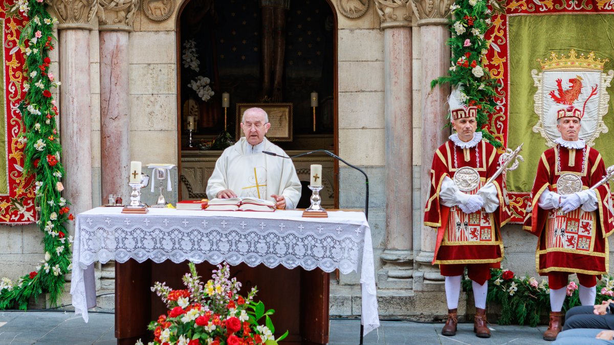 León celebra la tradicional misa de San Juan en la capilla del Cristo de la Victoria.