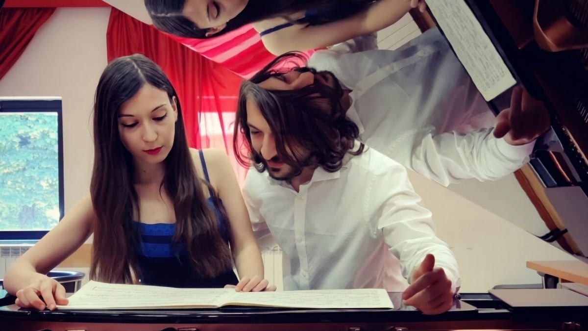 Chiara Silvestre y Angelo Galato forman el Dúo Bequadro, que ofrecerán un concierto de piano a cuatro manos.