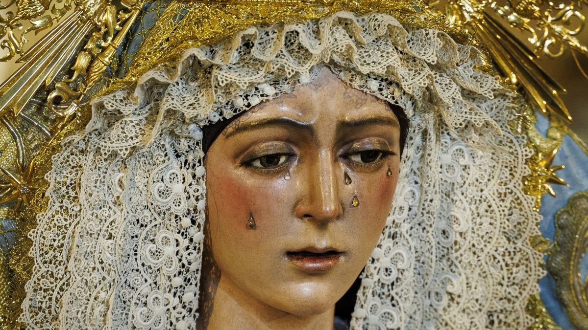 La mirada de la Macarena, una vez restaurada, divide a los devotos sevillanos.