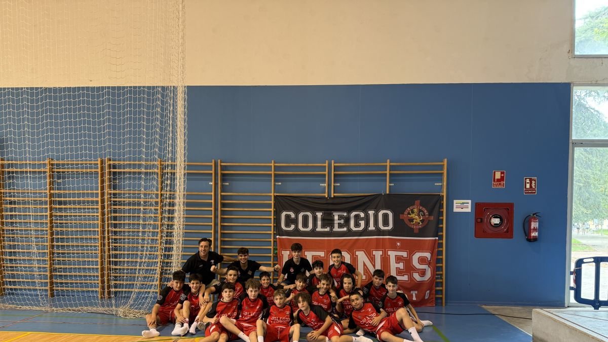 El Colegio Leonés alevín con Toni Iglesias en la expedición.