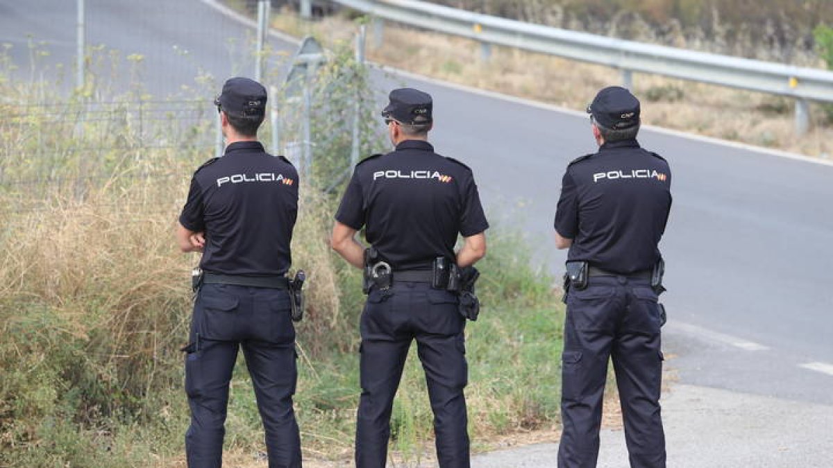 Imagen de archivo de tres agentes de la Policía Nacional.