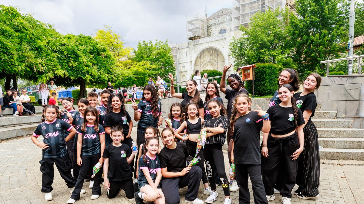 Crasdance brilla en su actuación en 'Tu barrio está de baile'.