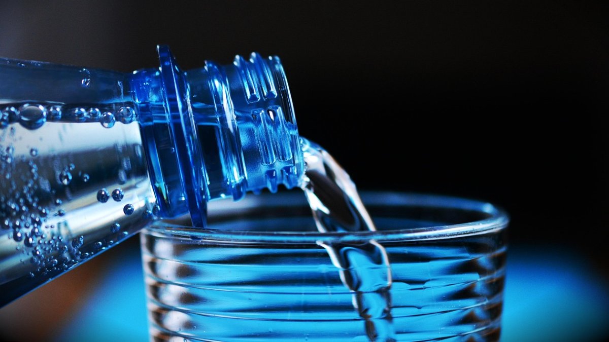 Beber agua es esencial.