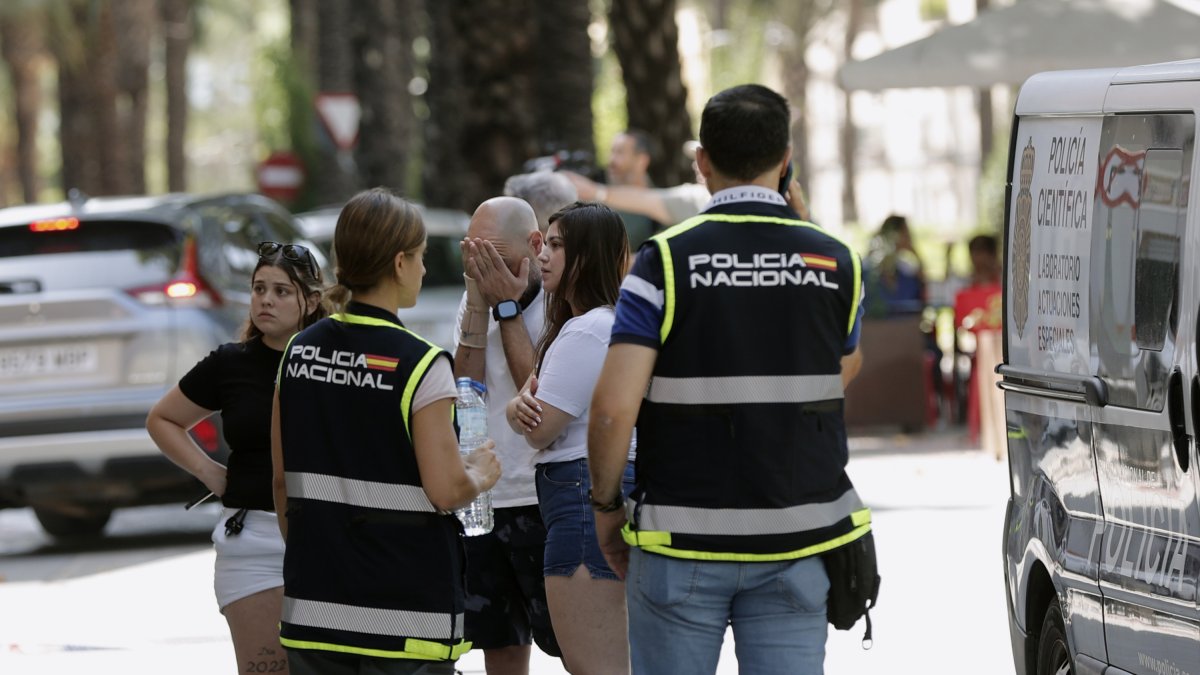 ALGEMESÍ (VALENCIA), 25/06/2025.- El hermano y la cuñada de la víctima junto a efectivos de Policía Nacional a las puertas del inmueble donde este miércoles un hombre de 34 años ha matado presuntamente a su mujer y a su hijo de 3 años en Algemesí (Valencia) y ha sido detenido. Los hechos han ocurrido sobre las seis de la mañana de este miércoles, tras una discusión familiar en un domicilio, según la llamada recibida por el 112, que avisó a la Policía. Los agentes de la Policía Nacional y Local desplazados al lugar encontraron los cuerpos de la mujer y su hijo y practicaron maniobras de reanimación al menor junto a los servicios sanitarios, pero no pudieron salvarle la vida. EFE/Manuel Bruque