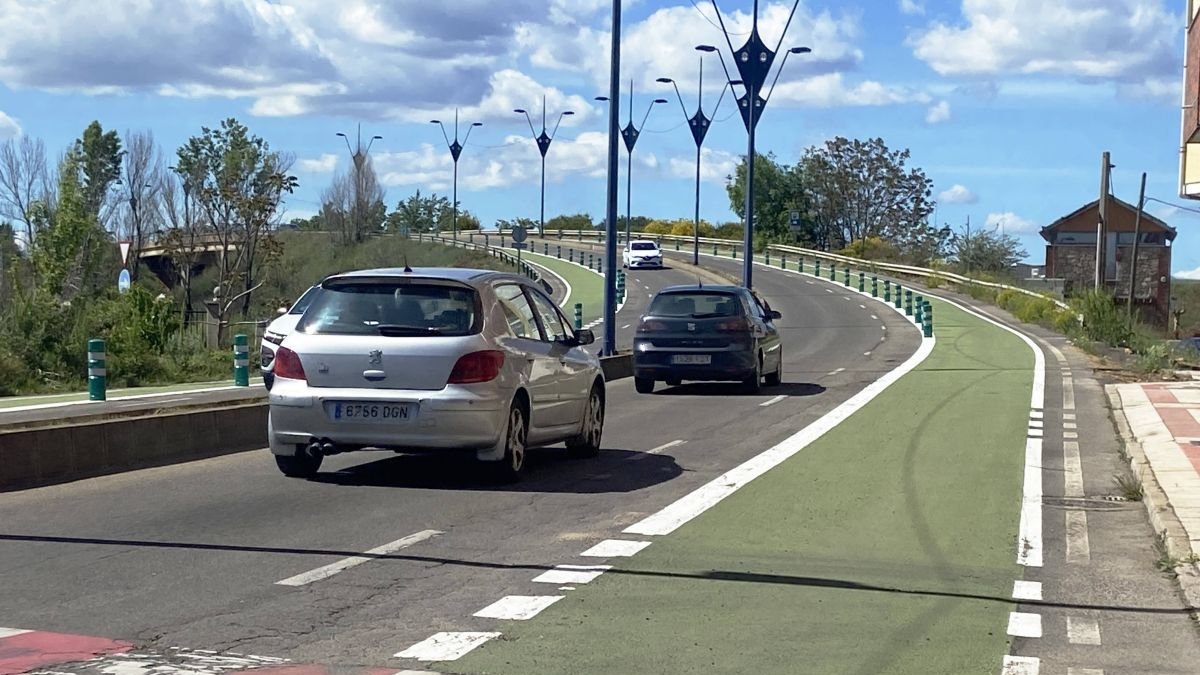 El puente de Azorín dispone desde mayo de aceras a nivel pintadas de verde.