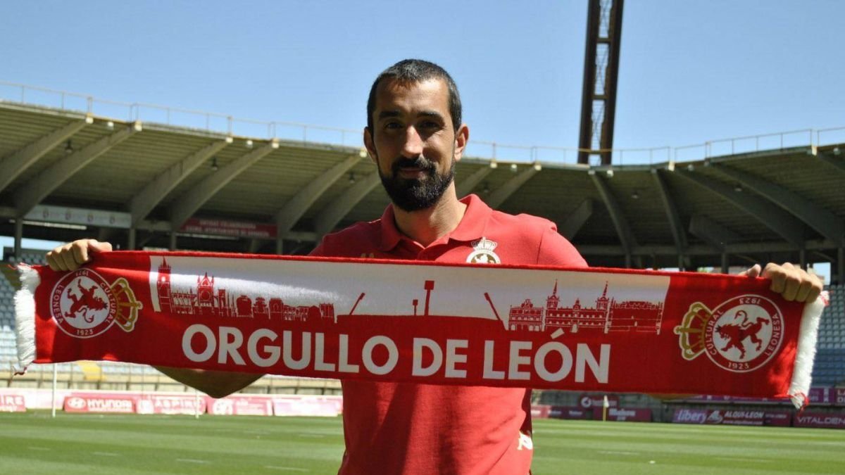 Sergi Maestre renueva su contrato como futbolista de la Cultural para el ejercicio 2025-2026.