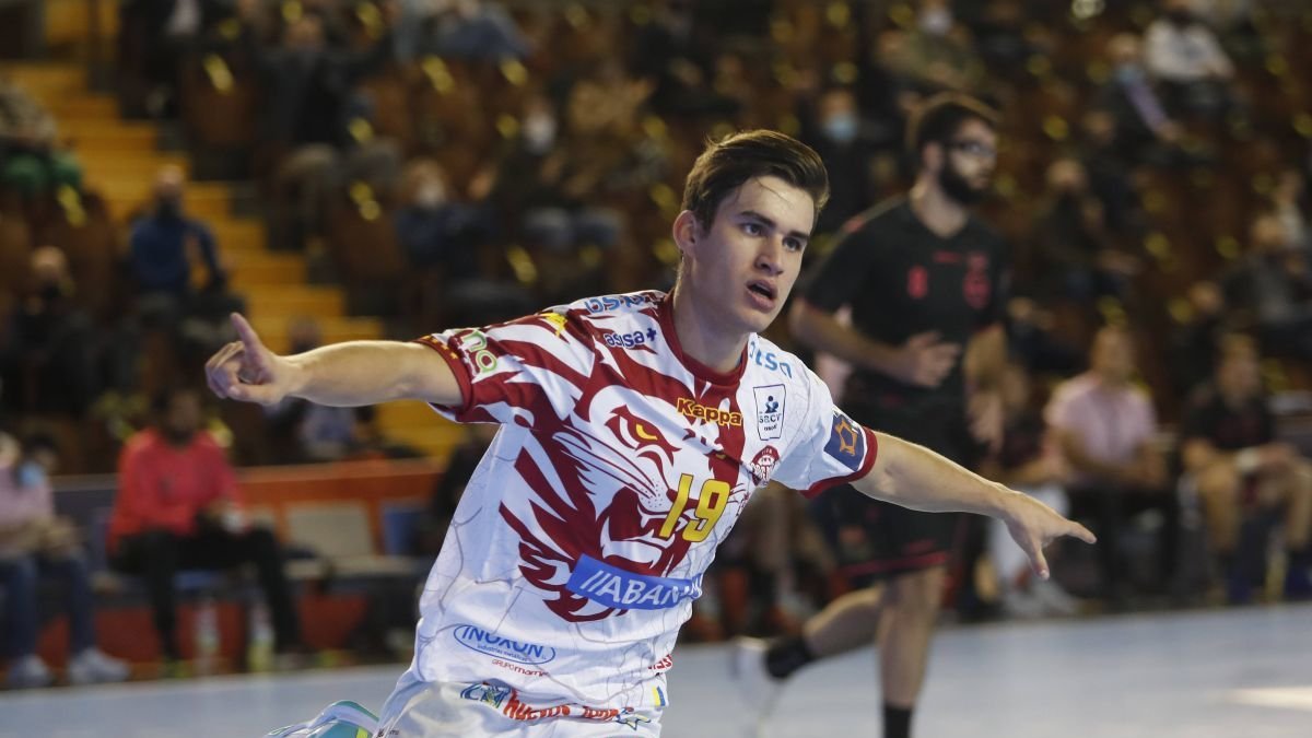 Gonzalo Pérez Arce volverá a volar con el Abanca Ademar tras confirmarlo el club leonés.