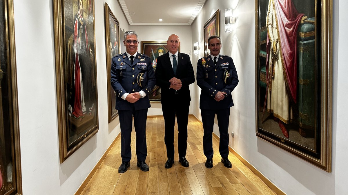 El que será nuevo director de la Academia Básica del Aire, coronel Óscar Ruiz González, el alcalde de León, José Antonio Diez y el coronel Ignacio Dompablo Ferrándiz, que dejará el puesto al frente de la academia.