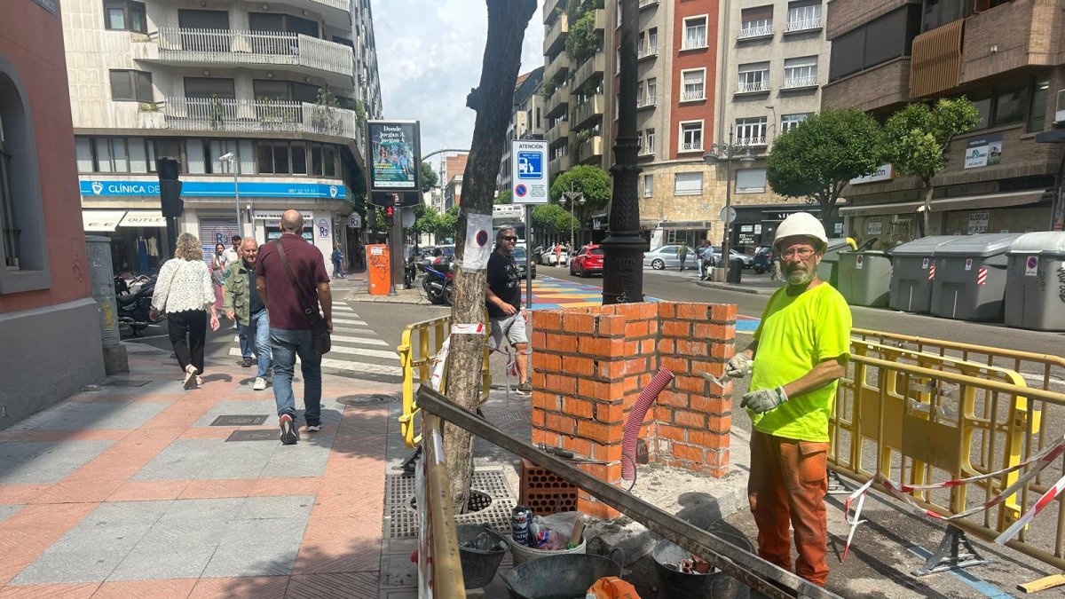 Los operarios han empezado a construir la pequeña caseta que cobija el mecanismo de carga