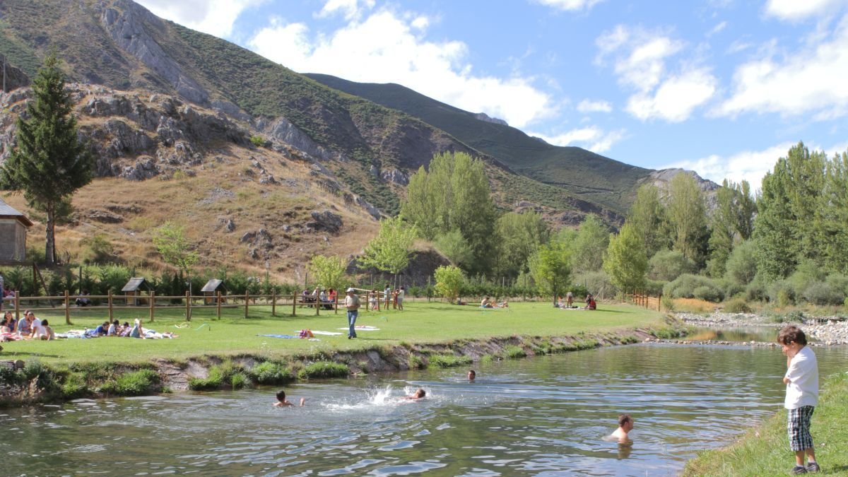 La piscina fluvial dispone de una 'playa' verde a ambas márgenes, chiringuito y área de juegos infantiles.
