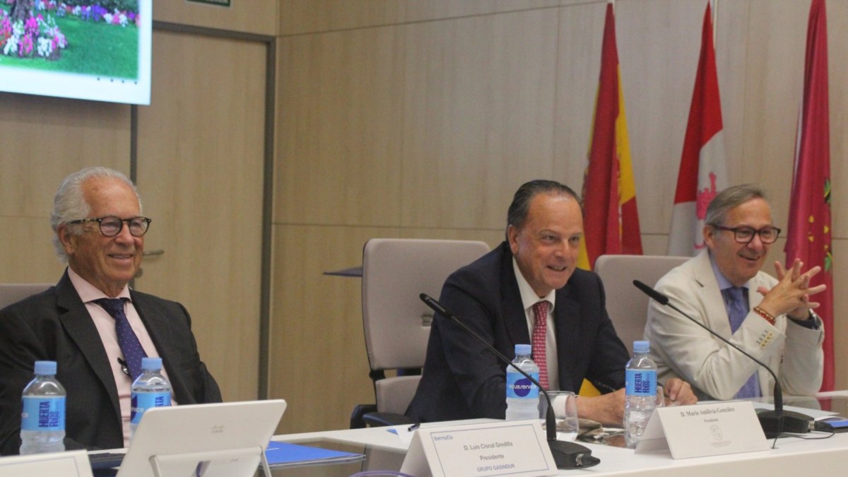 El presidente del Consejo de Cuentas, Mario Amilivia, en la ponencia que pronunció con el título “La cohesión territorial en Castilla y León”.