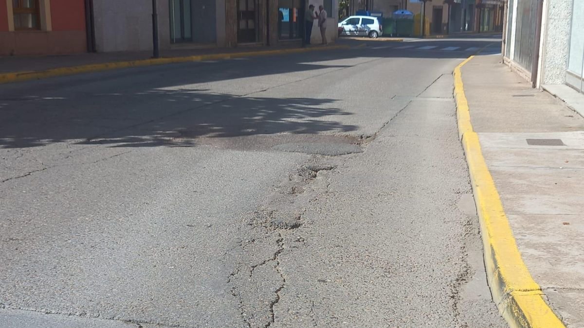 El asfalto presenta baches y desniveles.