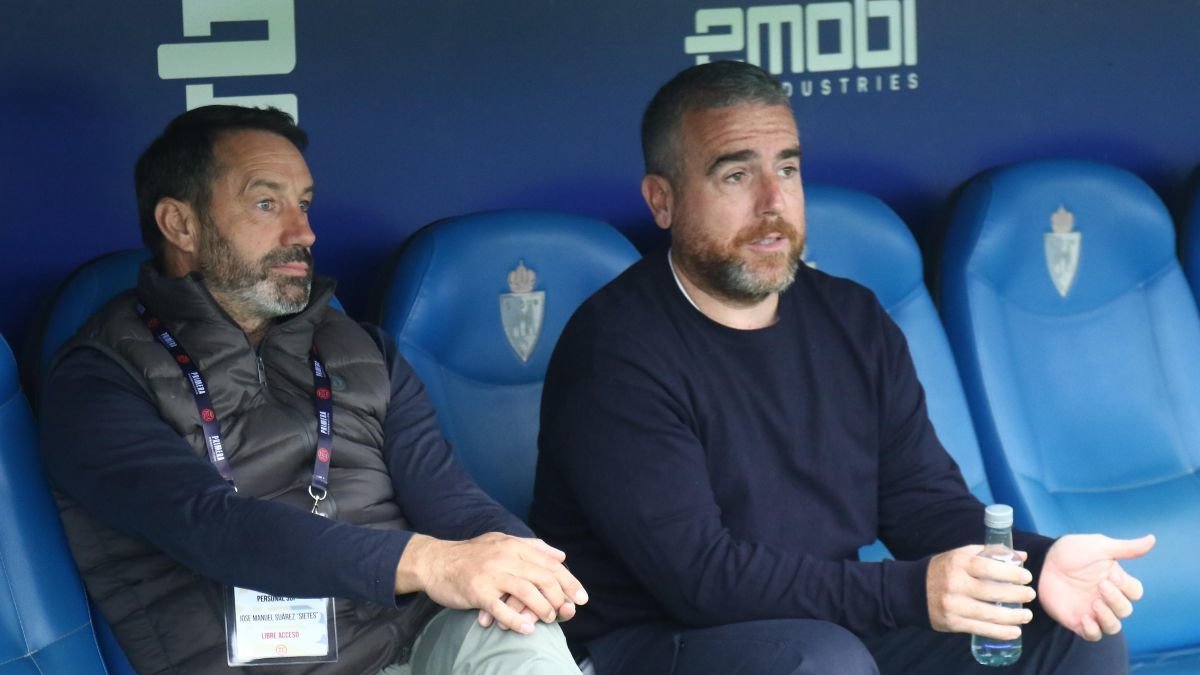 Javi Rey conversa con Sietes —director deportivo— antes del comienzo de un partido.