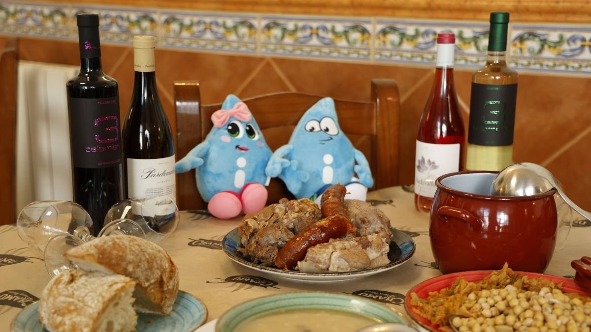 El Hostal Restaurante Chamu ofrece una amplia y sabrosa variedad de propuestas culinarias que salen de sus fogones para que el comensal disfrute en el establecimiento o fuera de el.