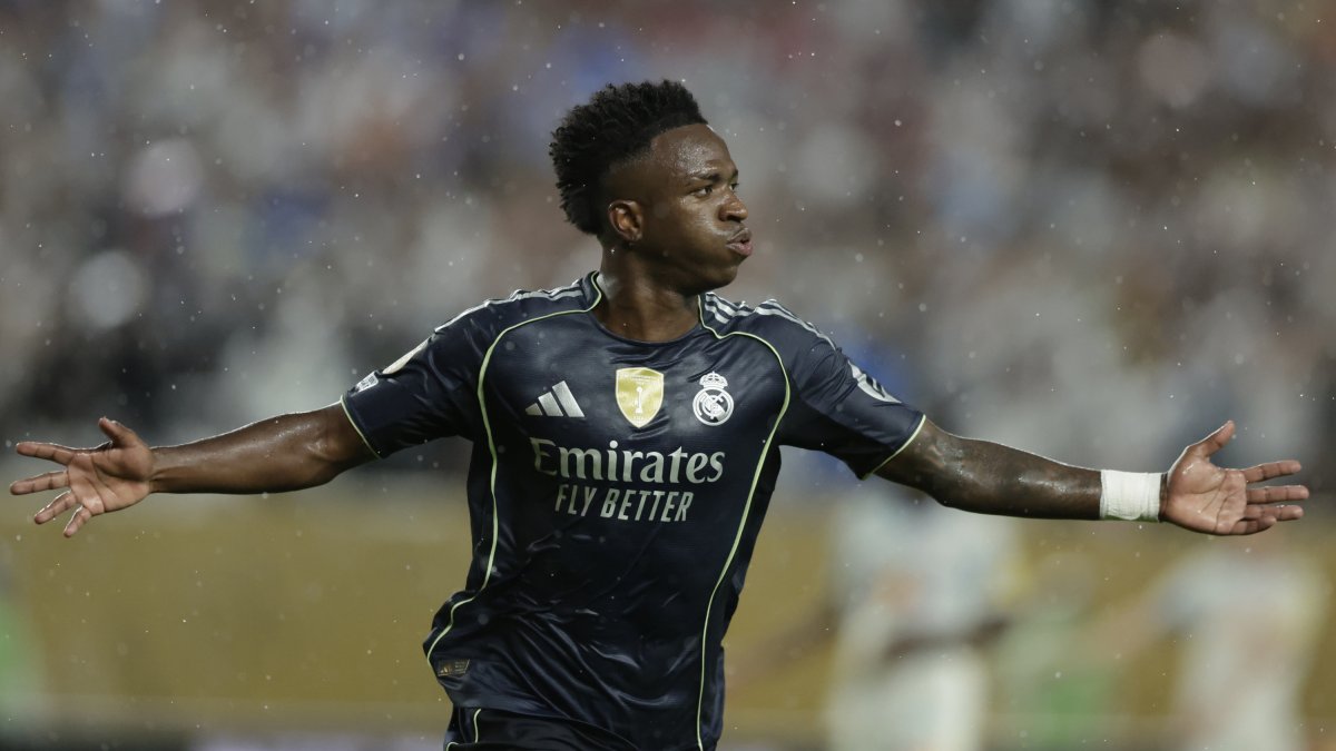 AME8936. FILADELFIA (ESTADOS UNIDOS), 26/06/2025.- Vinicius Jr. del Real Madrid celebra un gol este jueves, en un partido de la fase de grupos del Mundial de Clubes entre Salzburgo y Real Madrid, en el estadio Lincoln Financial Field en Filadelfia (Estados Unidos). EFE/ Andre Coelho