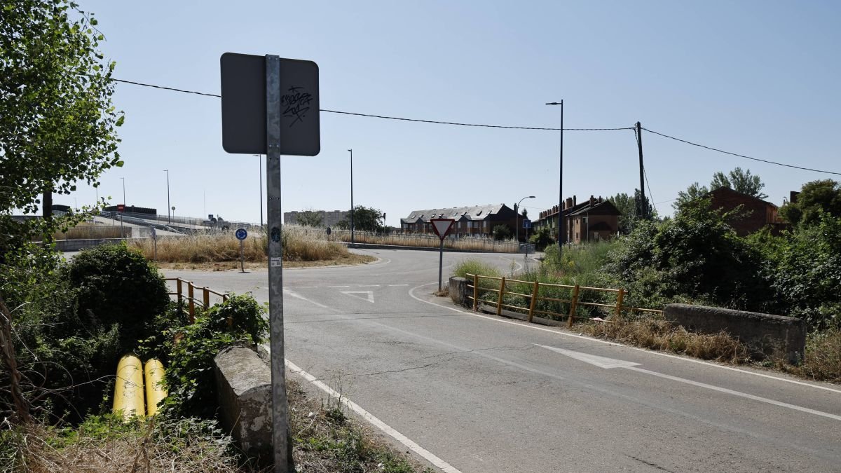 La acera se corta ahora al llegar a la Presa del Bernesga.