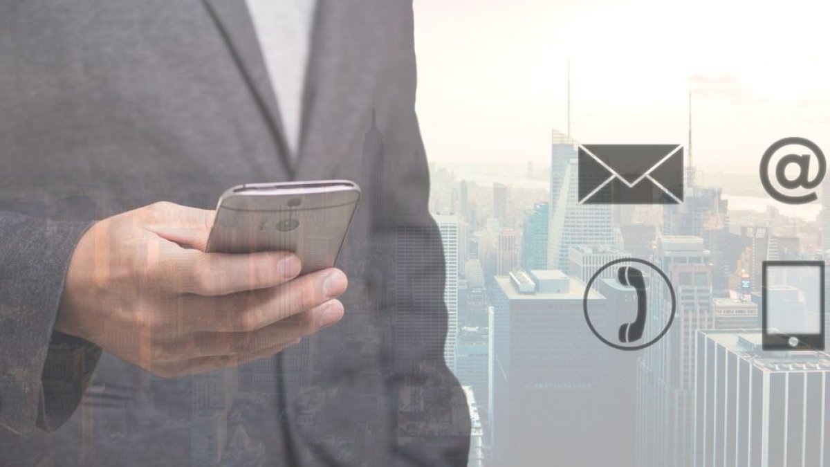 Una persona lee mensajes en el móvil.