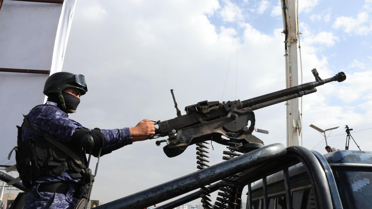 Un soldado hutí maneja una ametralladora en un vehículo mientras patrulla durante una protesta contra EE.UU. e Israel, en Sana (Yemen), el 27 de junio de 2025. EFE/EPA/YAHYA ARHAB.