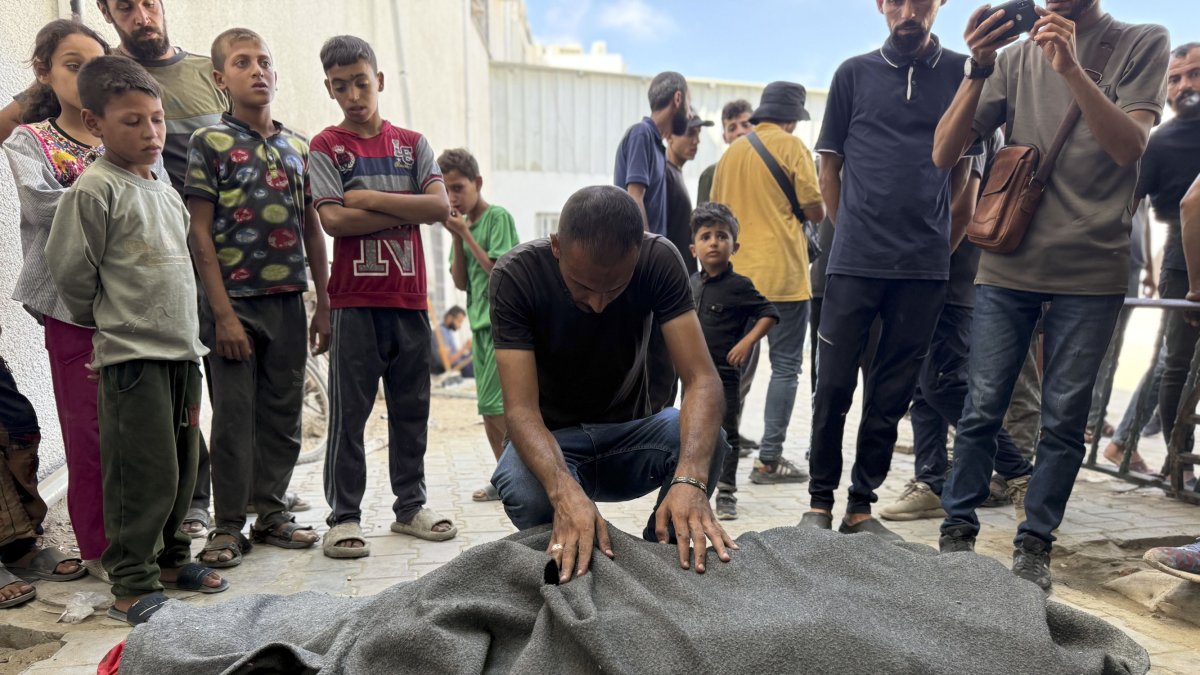 El Ejército israelí mató este miércoles al menos a 26 gazatíes en la Franja de Gaza, entre ellos a tres niños, en ataques en el norte y sur del enclave, de acuerdo con fuentes locales y según pudo comprobar EFE en uno de los hospitales.