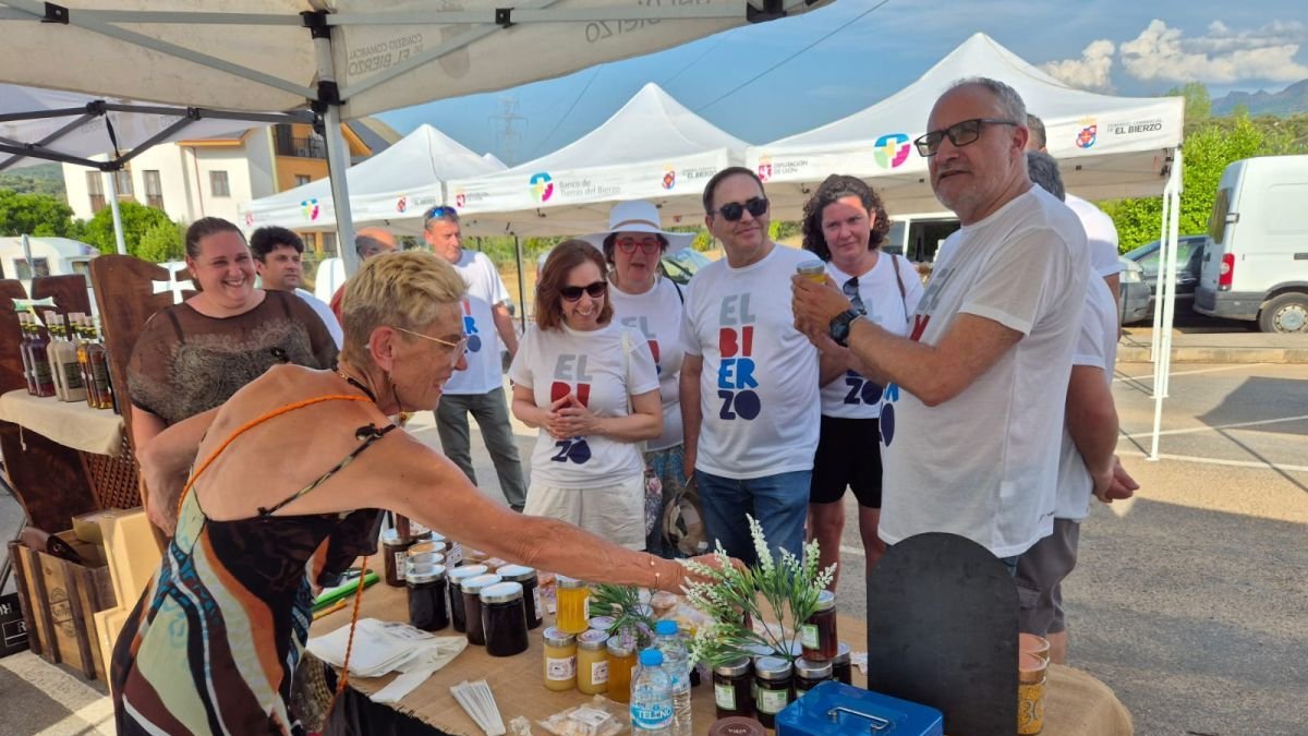 El presidente del Consejo junto a diputados en un expositor.
