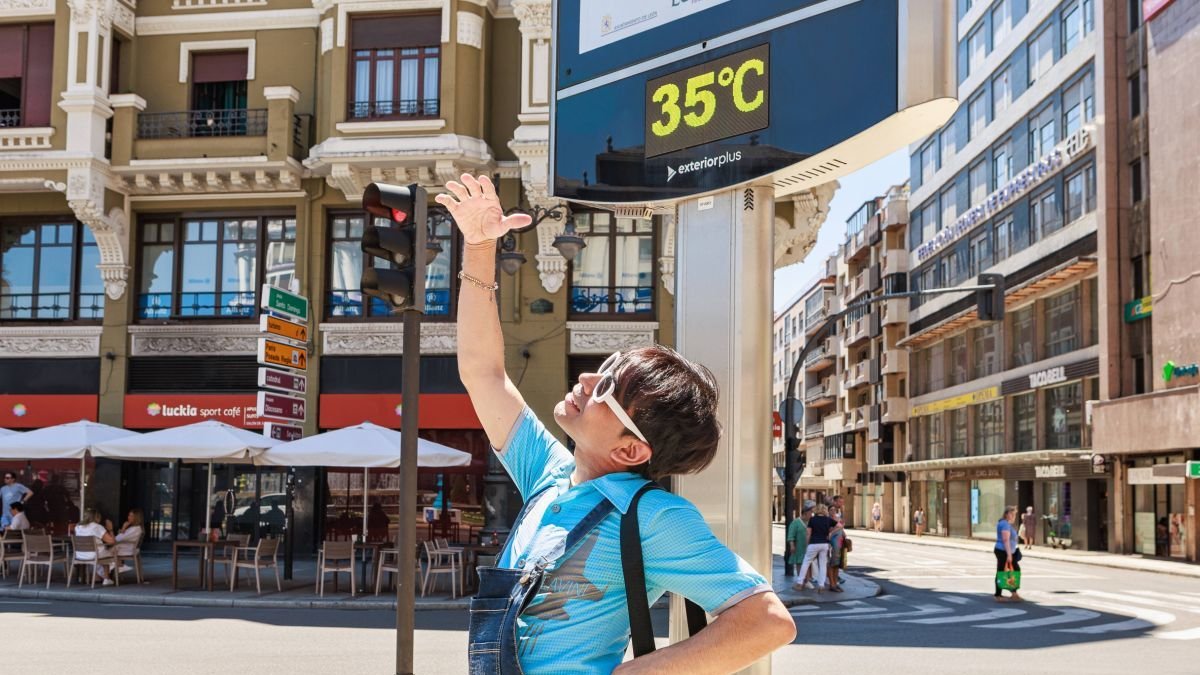 Una persona se protege este sábado del sol con la mano en la Plaza de Santo Domingo.