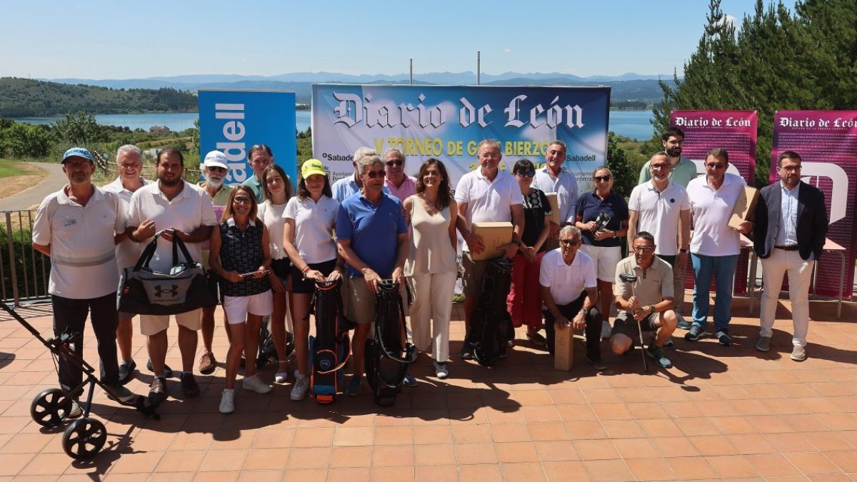 Foto de familia de los ganadores de las clasificaciones, los premiados de los sorteos y los representates institucionales y de patrocinadores.