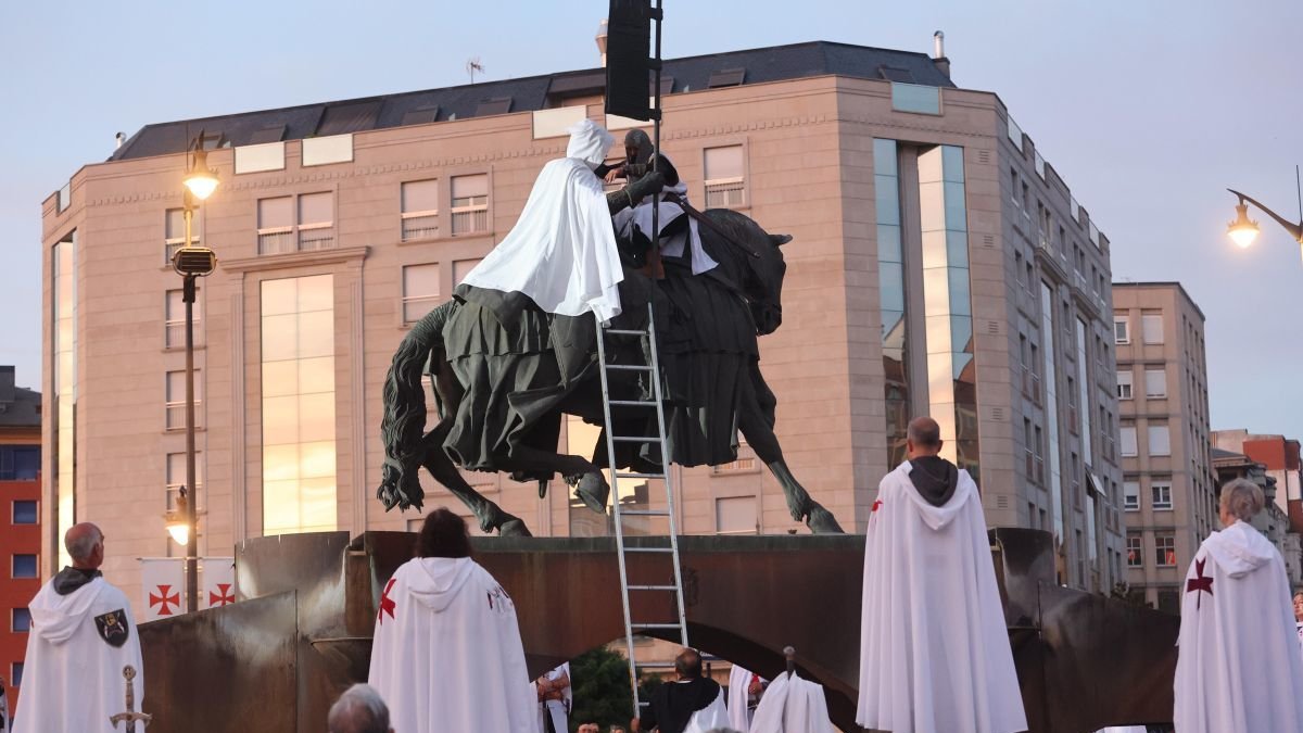 Momento de imposición de la capa la estatuta.