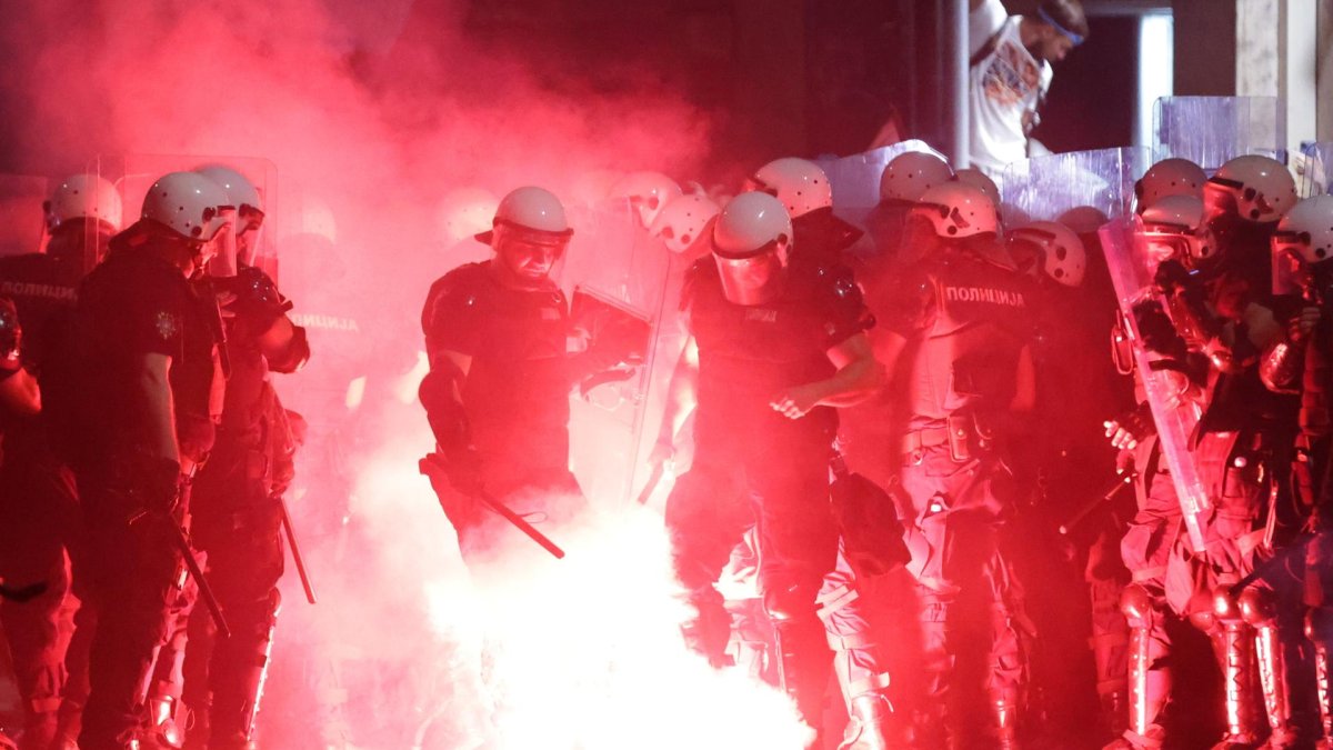 Un grupo de manifestantes lanzan proyectiles a los agentes de la policía antidisturbios después de una protesta liderada por estudiantes en Belgrado, el 28 de junio de 2025. EFE/Andrej Cukic.