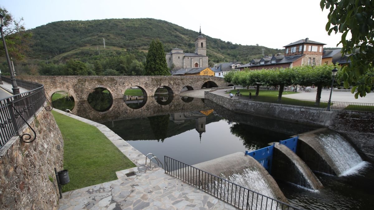 Vista de la playa fluvial de Molinaseca.