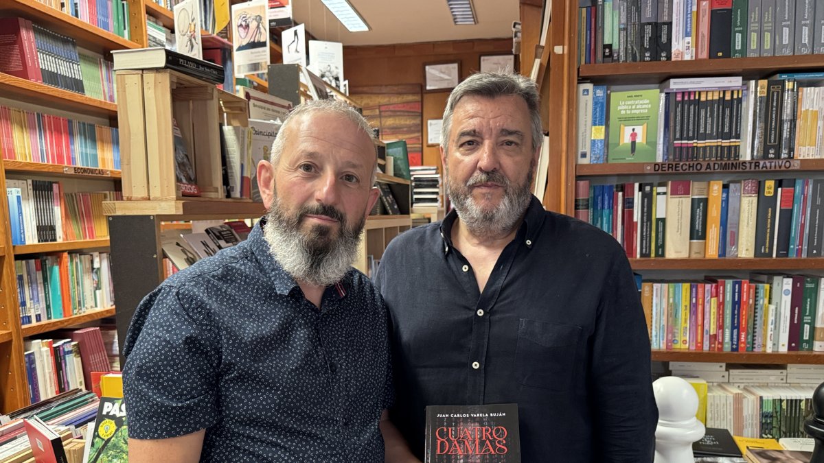 Juan Carlos Varela, autor de la novela 'Cuatro Damas', junto a Marcelino Sión.