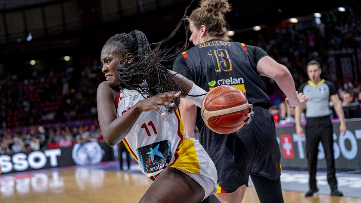 EL PIREO (GRECIA), 29/06/2025.- La pívot española Awa Fam controla la pelota durante la final del Eurobasket Femenino, disputada este domingo en el estadio de la Paz y la Amistad de El Pireo (Grecia). EFE/ FEB Alberto Nevado SOLO USO EDITORIAL SOLO DISPONIBLE PARA ILUSTRAR LA NOTICIA QUE ACOMPAÑA (CRÉDITO OBLIGATORIO)
