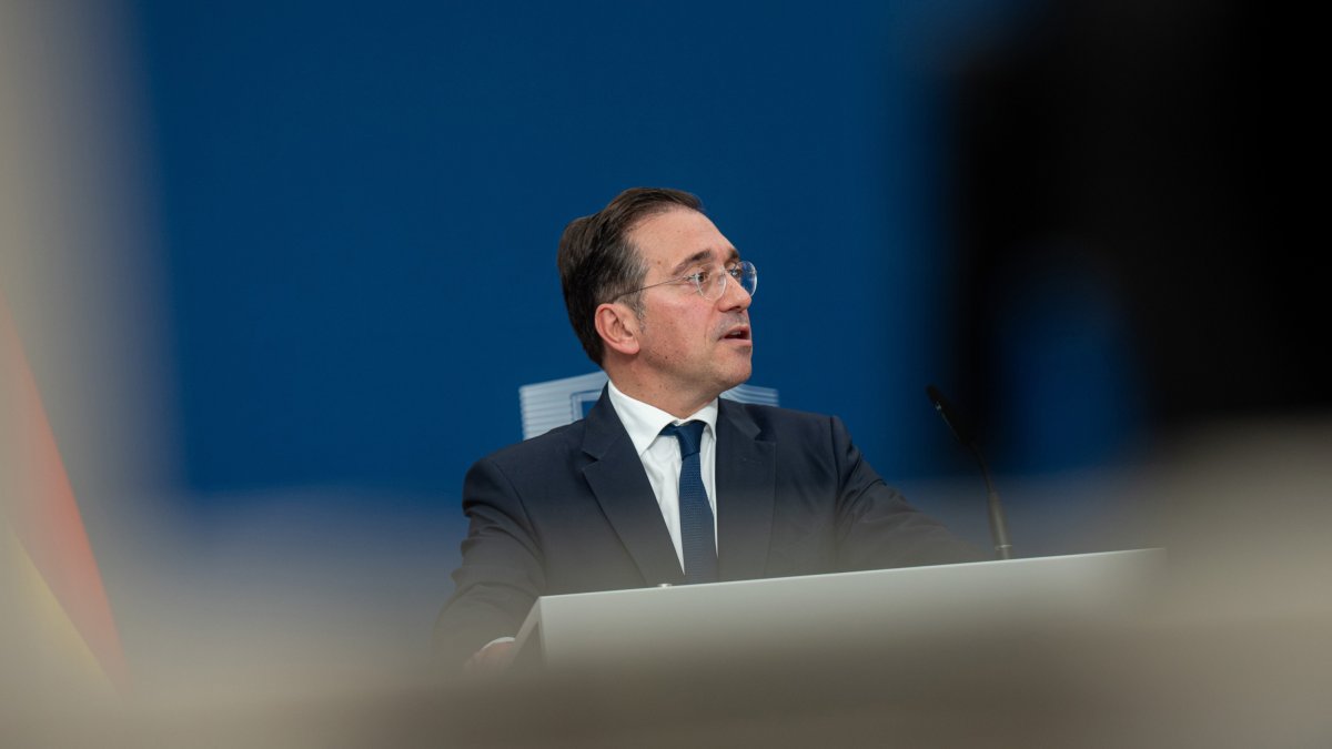 El ministro de Asuntos Exteriores, Unión Europea y Cooperación, José Manuel Albares, durante una rueda de prensa, en la sede de la Comisión Europea, a 11 de junio de 2025, en Bruselas (Bélgica).