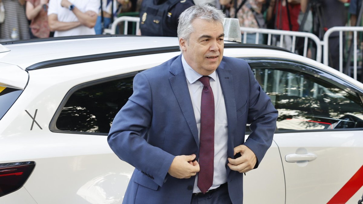 El ex secretario de organización del PSOE Santos Cerdán a su llegada antes de comparecer este lunes por primera vez como investigado ante el juez del Tribunal Supremo Leopoldo Puente, tras el informe de la UCO que lo vincula con el presunto cobro de mordidas por la adjudicación irregular de obras. EFE/ Sergio Pérez.