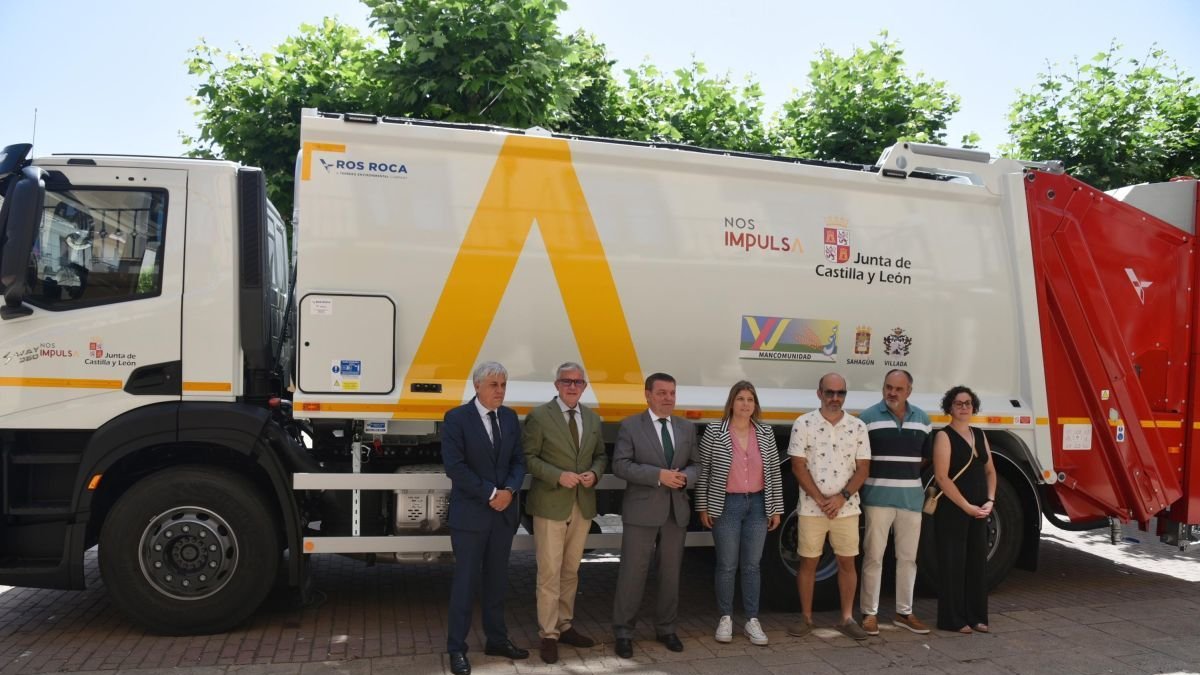 Presentación del nuevo camión de recogida de basura de la mancomunidad Sahagún-Villada.