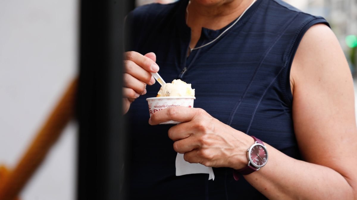 Una mujer come un helado en León.
