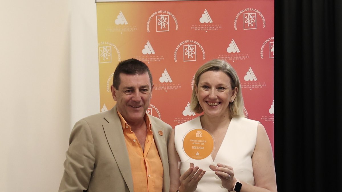 La vicepresidenta y Consejera de Familia e Igualdad, Isabel Banco recoge el premio por los servicios sociales.