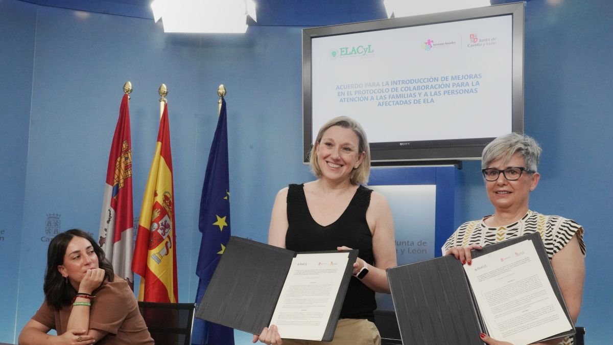 Isabel Blanco firma el acuerdo Rosa Gómez, presidenta de Elacyl.