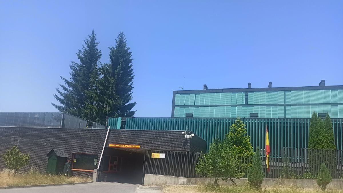 Fachada del cuartel de la Guardia Civil de Villablino.