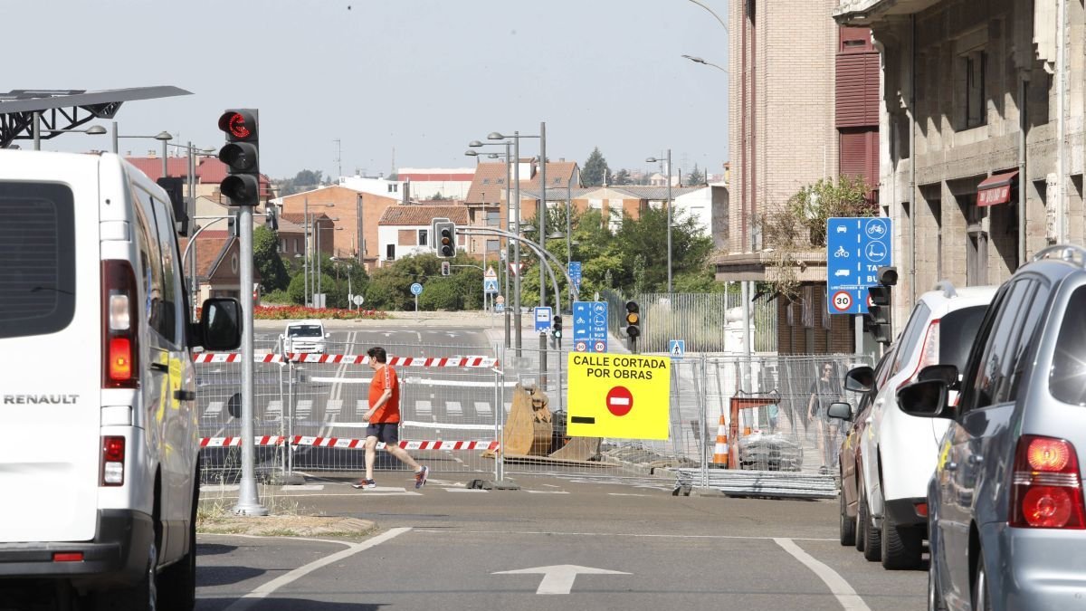Los operarios terminaron de colocar las vallas en la avenida de Palencia este martes alrededor de las 09.00 horas.