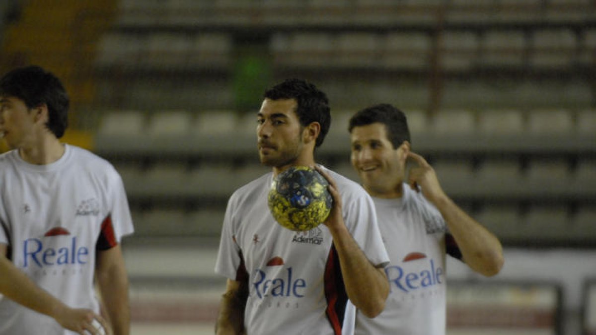 Dani Sarmiento fue una de las estrellas del Ademar, con el que levantó una Copa Asobal.