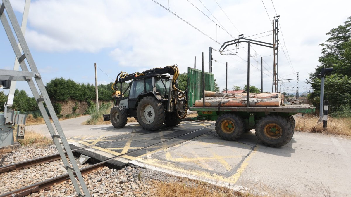 Paso a nivel de Dehesas que el Adif suprimirá con 3,15 millones de euros