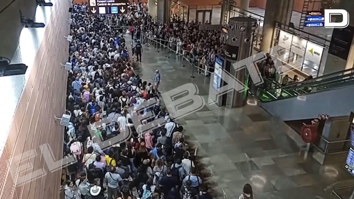 Captura de video de las largas colas en la Terminal 4 del aeropuerto Adolfo Suárez Madrid-Barajas este miércoles.