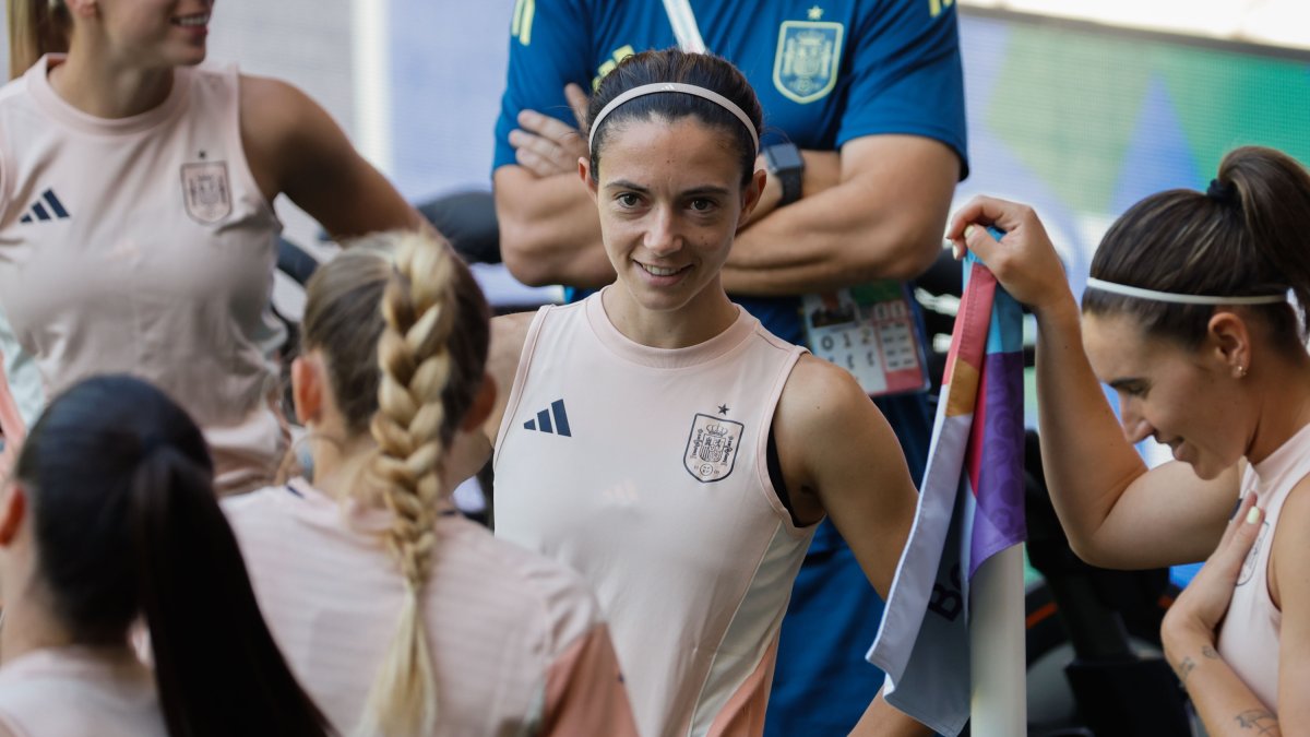 BERNA (SUIZA), 02/07/2025.- La centrocampista de la selección española Aitana Bonmatí (c) durante un entrenamiento este miércoles en Berna (Suiza), previo al primer partido de grupos que disputan las españolas mañana ante Portugal en el marco de la Eurocopa Femenina 2025. EFE/ Ana Escobar