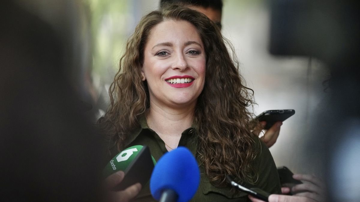 Ester Muñoz, este miércoles, ante la sede de la calle Génova del PP, en Madrid.