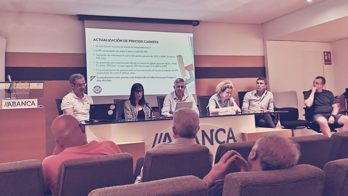 Un momento de la asamblea general extraordinaria del Ademar celebrada este jueves en León.
