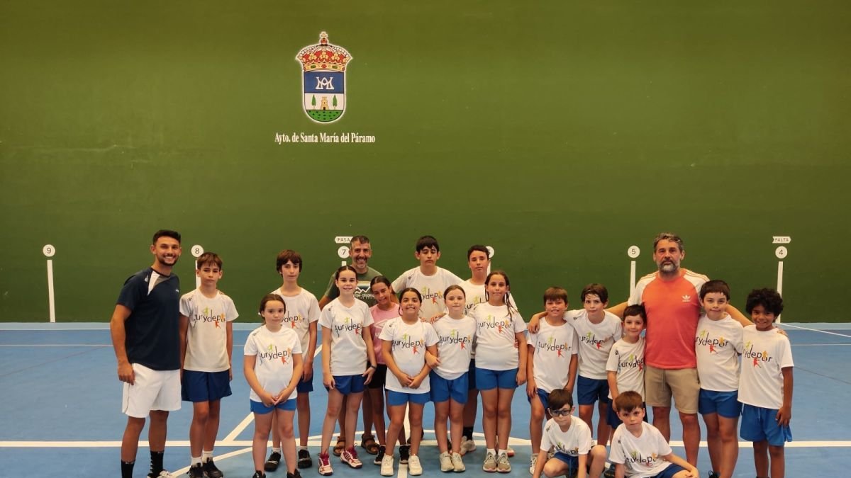 Juanín García posa junto a los participantes y monitores del campus de balonmano de Santa María del Páramo.