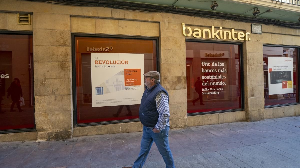 Oficinas de Bankinter muestran anuncios de hipotecas.