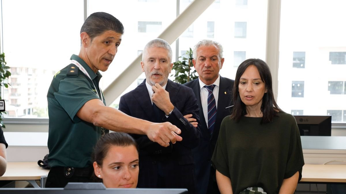 Grande-Marlaska, Nicanor Sen y Mercedes González Fernández en la visita a la oficina ubicada en el Incibe.